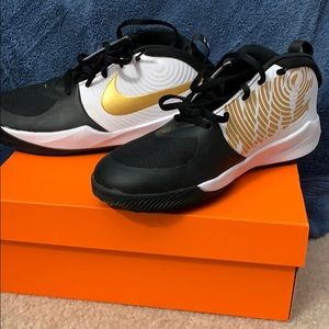 NIKE boys basketball shoes
